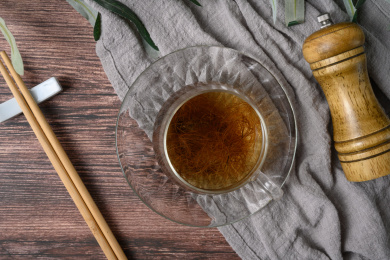 桌面上的盘子里的甘甜可口的玉米须茶