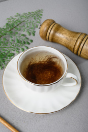 桌面上的盘子里的甘甜可口的玉米须茶