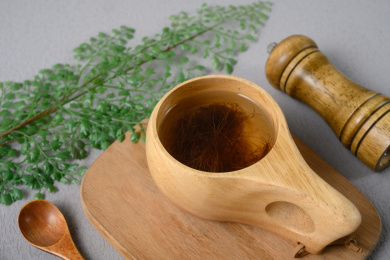 桌面上的盘子里的甘甜可口的玉米须茶