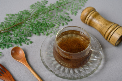 桌面上的盘子里的甘甜可口的玉米须茶