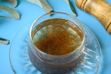 桌面上的盘子里的甘甜可口的玉米须茶