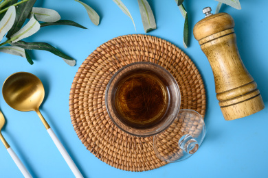 桌面上的盘子里的甘甜可口的玉米须茶
