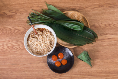 摆放在桌子上的咸蛋黄粽子食材