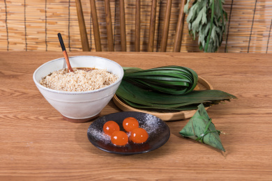 摆放在桌子上的咸蛋黄粽子食材