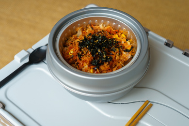 自热食品肥牛石锅拌饭特写