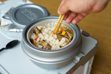 自热食品肥牛石锅拌饭特写