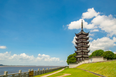 中国浙江海宁盐官古镇观潮胜地公园占鳌塔