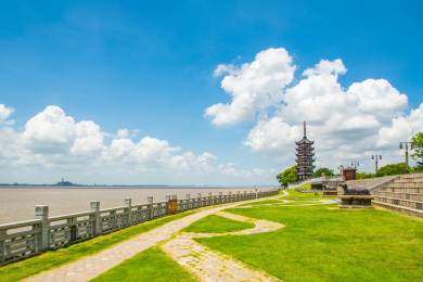 中国浙江海宁盐官古镇钱塘江畔观景台