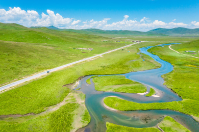 中国甘肃甘南州碌曲县甘南草原周曲公路风光