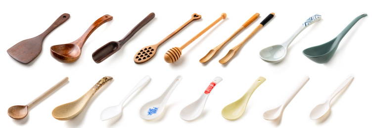 白色背景上的多种勺子餐具合成图