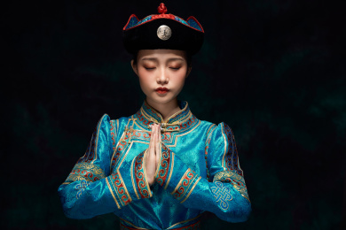 穿着蒙古族服饰的亚洲青年女性