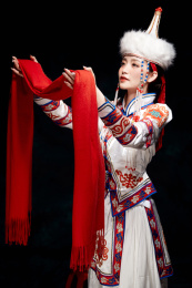穿着蒙古族服饰的亚洲青年女性