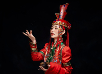 穿着蒙古族服饰的亚洲青年女性
