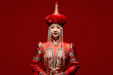 穿着蒙古族服饰的亚洲青年女性