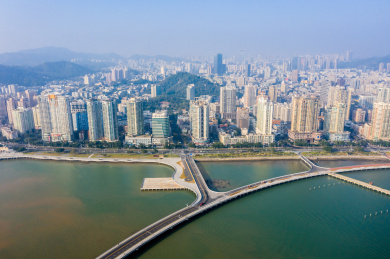 航拍中国广东珠海连接情侣路与野狸岛的新月桥