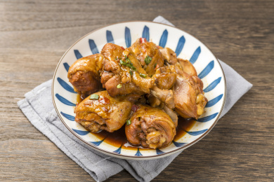 一盘红烧鸡腿特写木桌面背景