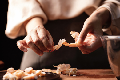 女人剥虾准备烹饪
