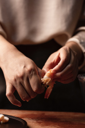女人剥虾准备烹饪