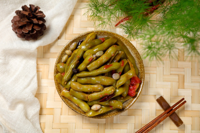 盘子中的西红柿炒四季豆