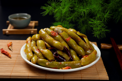 盘子中的西红柿炒四季豆