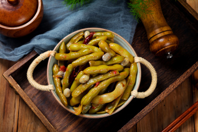 盘子中的西红柿炒四季豆