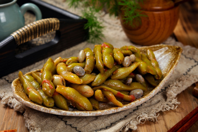 盘子中的西红柿炒四季豆