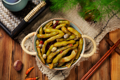 盘子中的西红柿炒四季豆