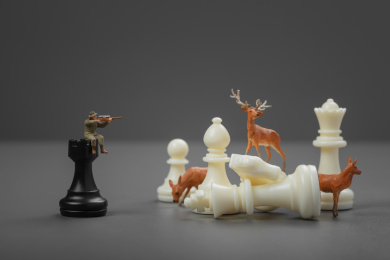 微缩创意国际象棋上狙击猎物的狩猎者