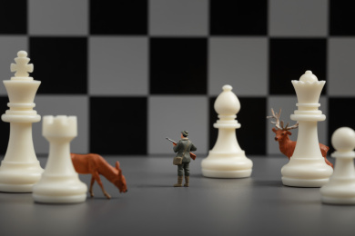 微缩创意国际象棋上狙击猎物的狩猎者