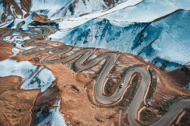 中国新疆塔什库尔干盘龙古道雪山公路风光