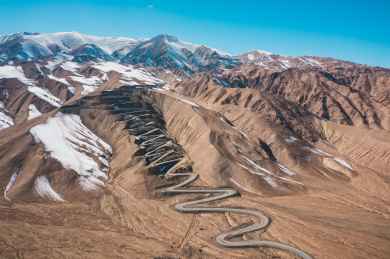 中国新疆塔什库尔干盘龙古道雪山公路风光
