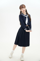 身穿日系高中制服的美丽少女
