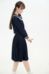 身穿日系高中制服的美丽少女