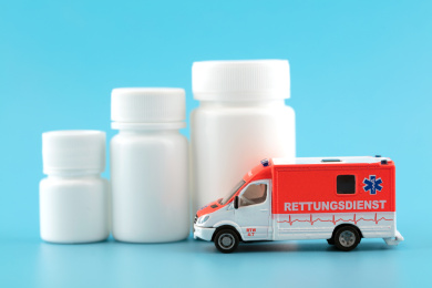 救护车和白色药瓶