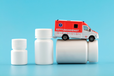 救护车和白色药瓶