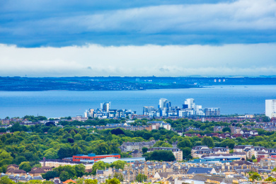 英国苏格兰爱丁堡市雨后海滨城市风光