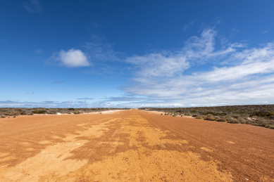 蓝天下空旷的红土地