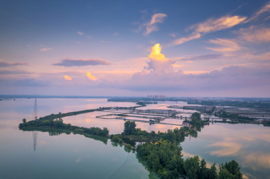 中国湖北荆门钟祥镜月湖雨后夕阳