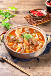 中餐舌尖美食砂煲西红柿炖牛腩