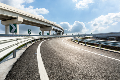空的沥青道路和高架桥建筑