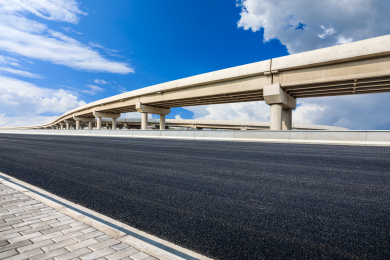 空的沥青道路和高架桥建筑