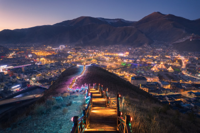 中国青海玉树城市当代山观景台夜景风光