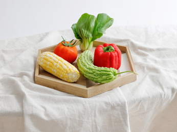 餐桌上摆放着一堆的绿色蔬菜瓜果