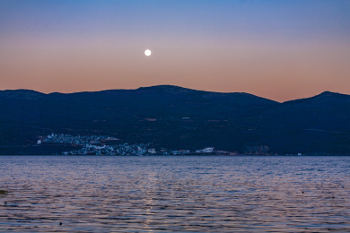 中国云南大理才村码头观洱海暮色风光 