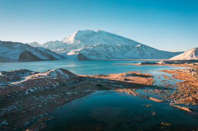 中国新疆卡拉库勒湖慕士塔格雪峰自然风光