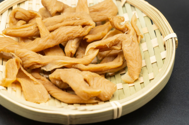 黑色背景一盘腌制白萝卜干