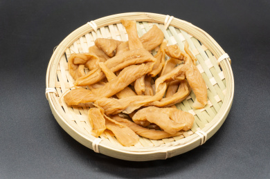 黑色背景一盘腌制白萝卜干