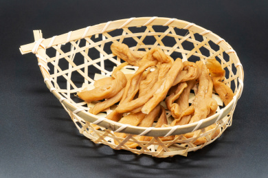 黑色背景一盘腌制白萝卜干