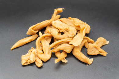 黑色背景一盘腌制白萝卜干