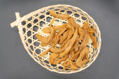 黑色背景一盘腌制白萝卜干